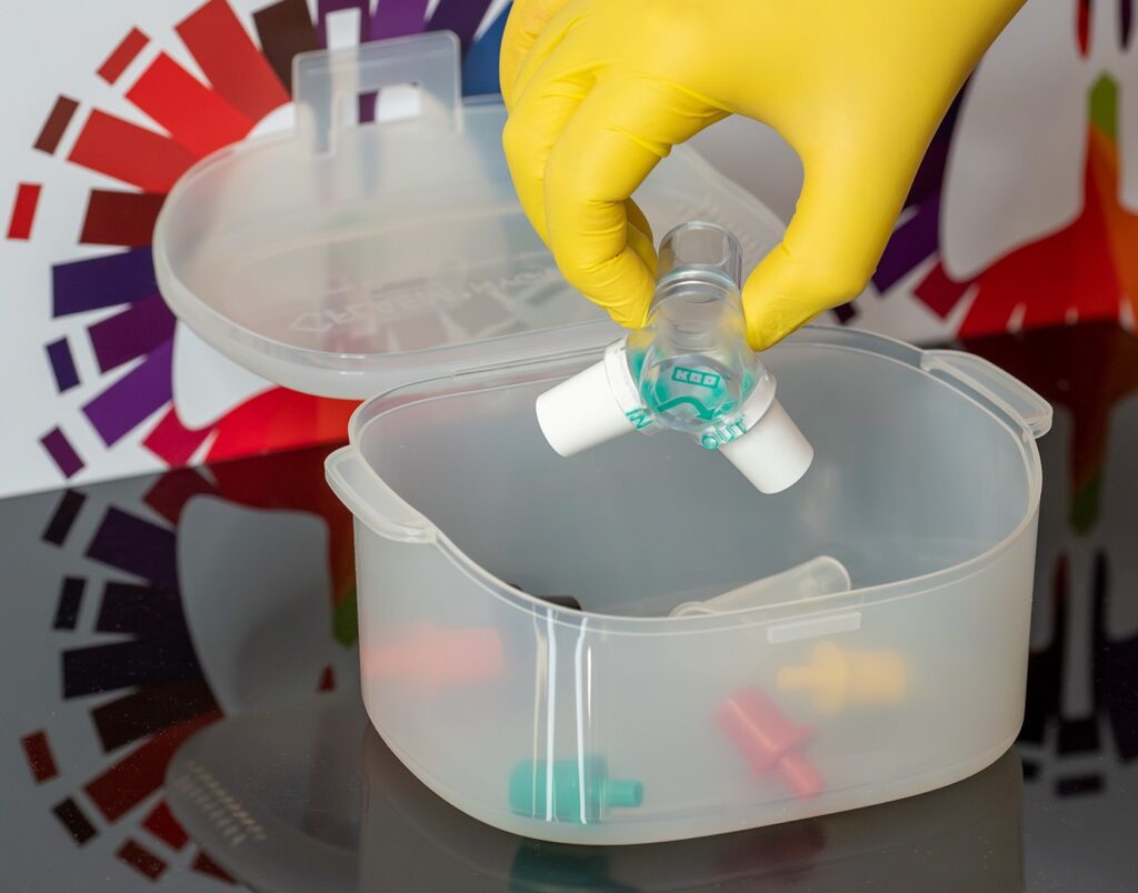 Flaem Hygiene Box to pudełko do dezynfekcji chemicznej i mikrofalowej testowane w Fundacji Oddech Życia. Na zdjęciu widoczny również skośny PEP.